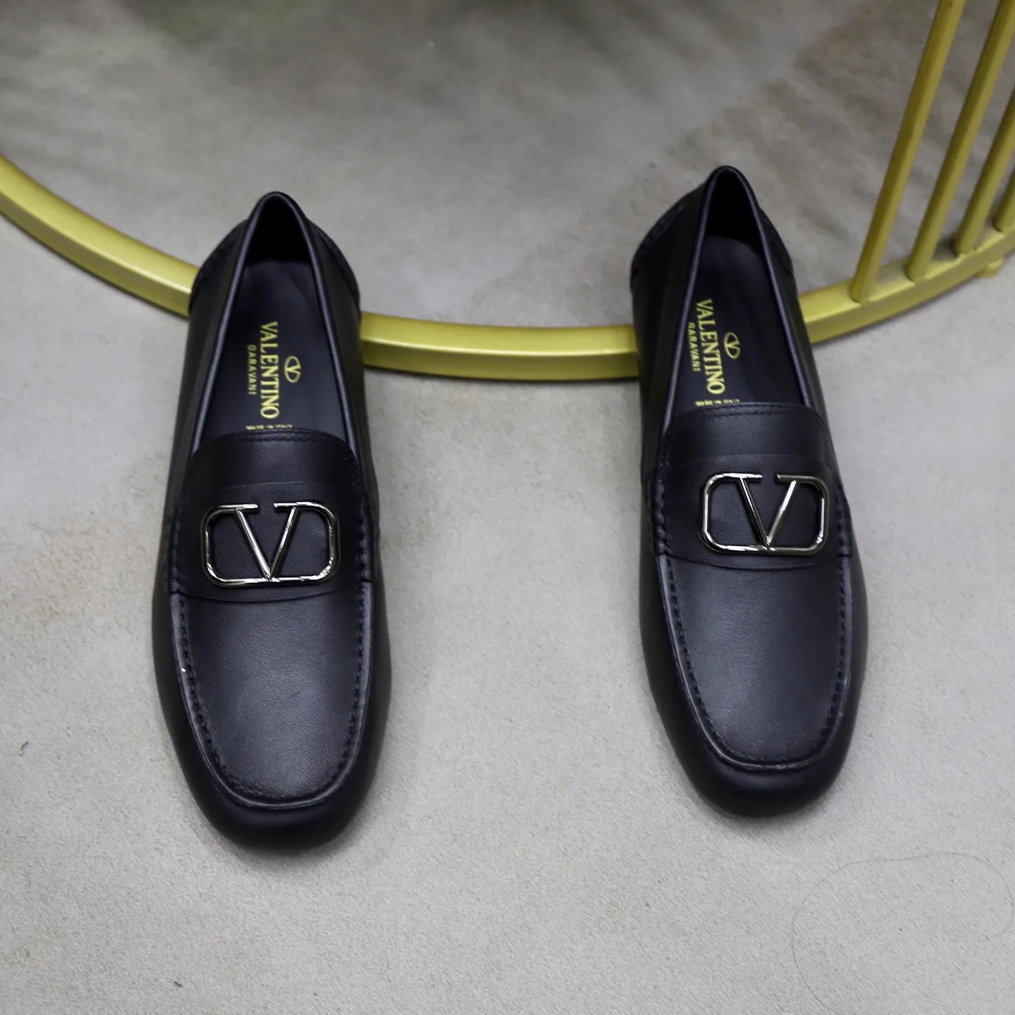Men's shoes: 640💰VALENTINO, made of imported cowhide with imported water-dyed cow lining, iconic hardware and iconic wear-resistant outsole. 38-45 (customized at 45) VALENTINO packaging All orders enjoy the brand’s iconic product packaging